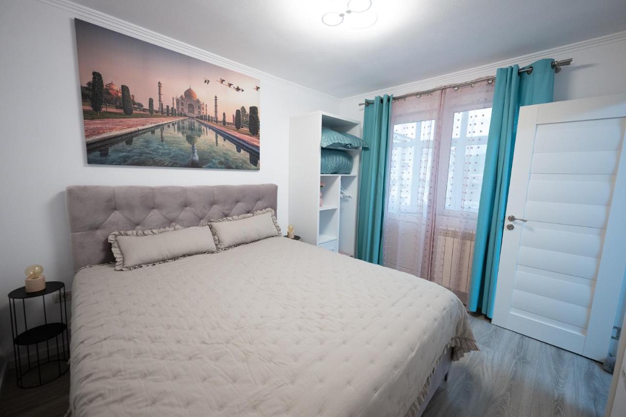 L&R Boutique Apartment Otelu Rosu Exterior photo
