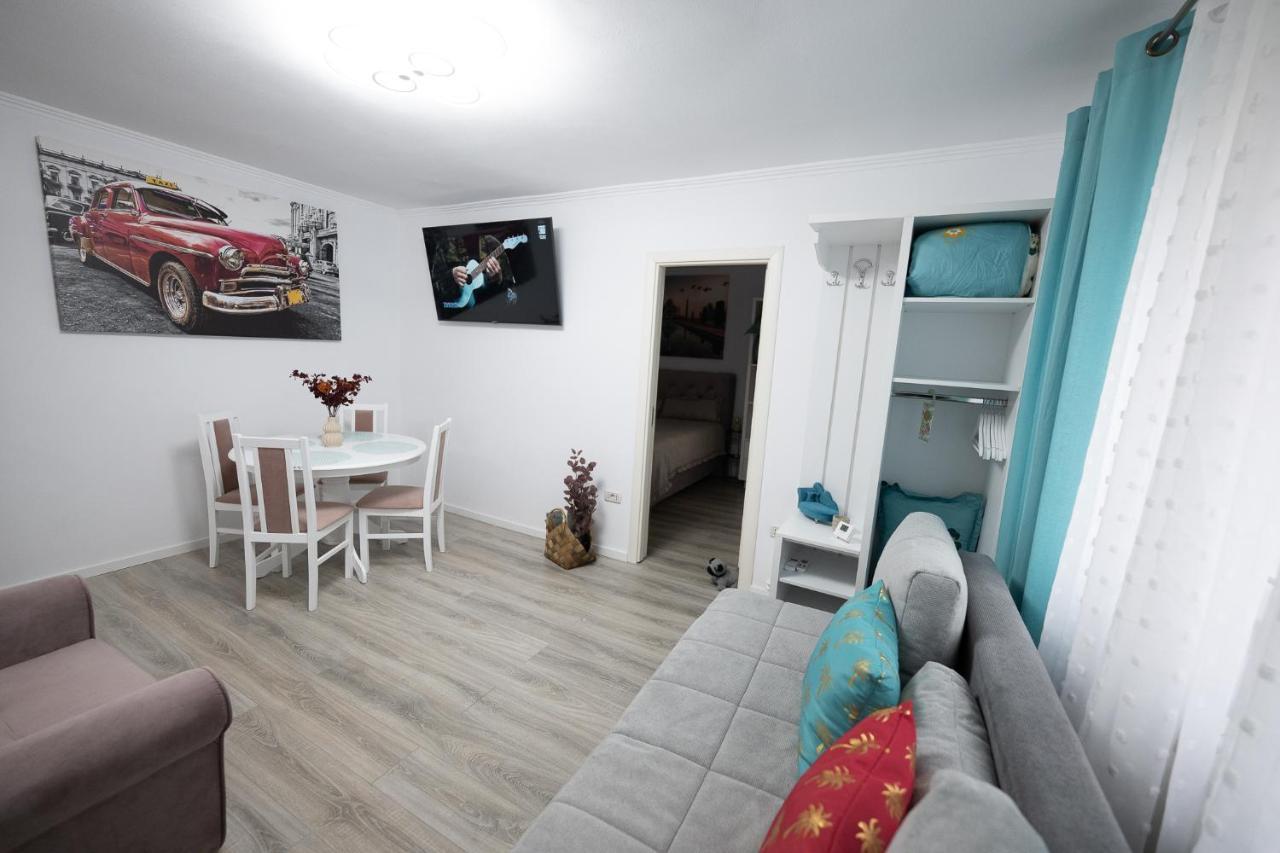 L&R Boutique Apartment Otelu Rosu Exterior photo