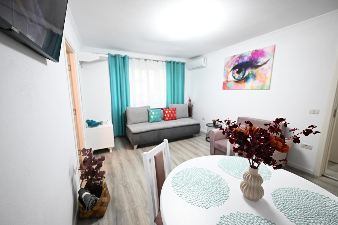 L&R Boutique Apartment Otelu Rosu Exterior photo