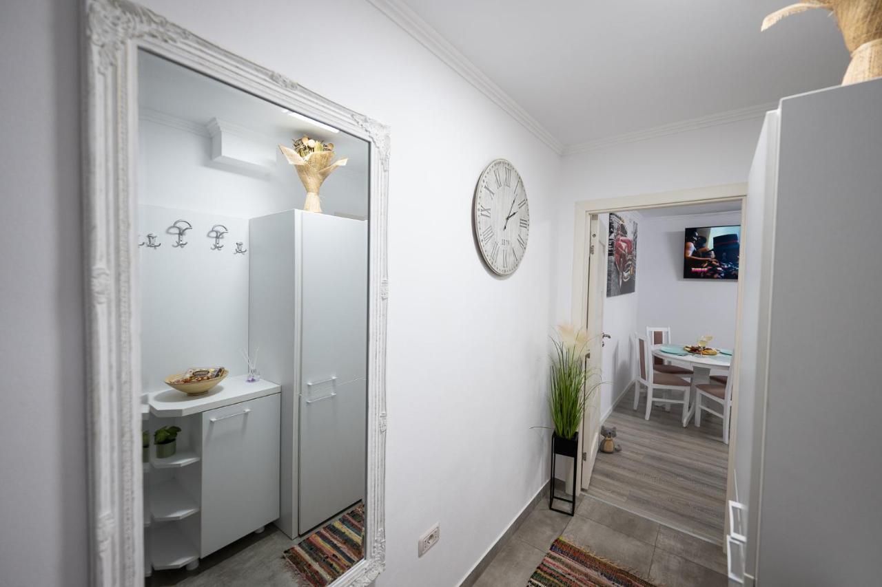 L&R Boutique Apartment Otelu Rosu Exterior photo