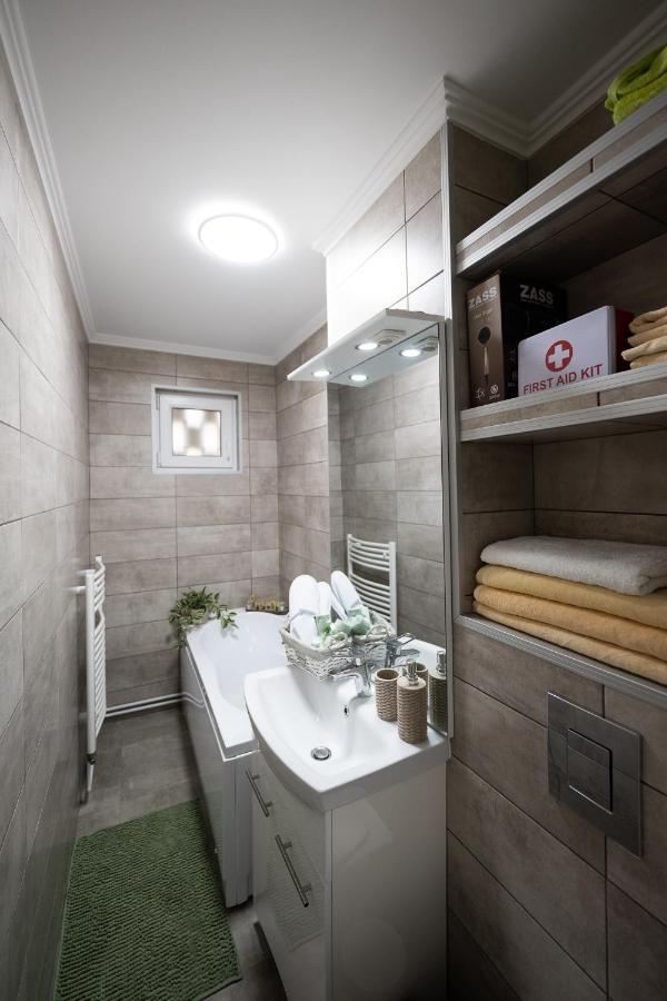 L&R Boutique Apartment Otelu Rosu Exterior photo
