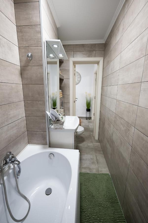 L&R Boutique Apartment Otelu Rosu Exterior photo
