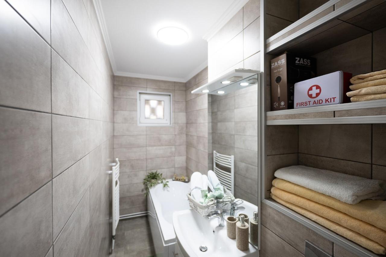 L&R Boutique Apartment Otelu Rosu Exterior photo